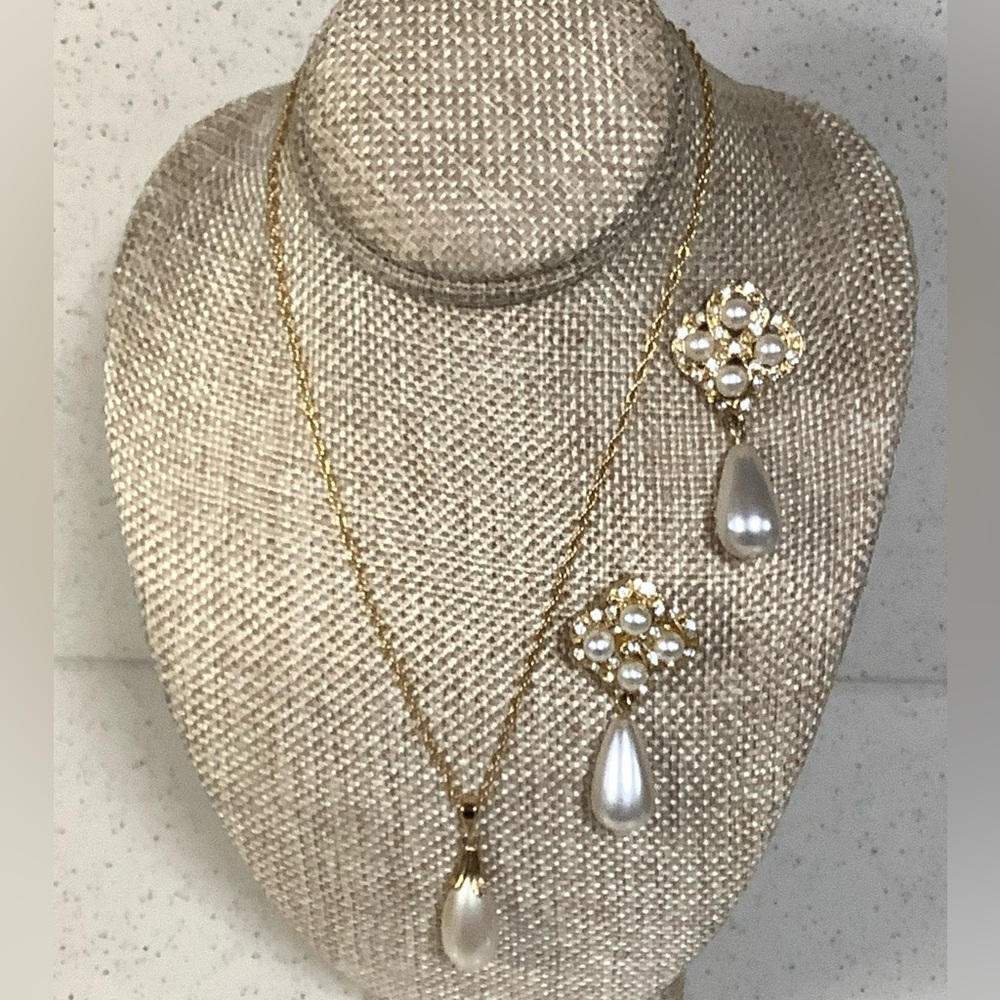 925 faux pearl pendant and gold filled. Necklace is gold filled and earrings